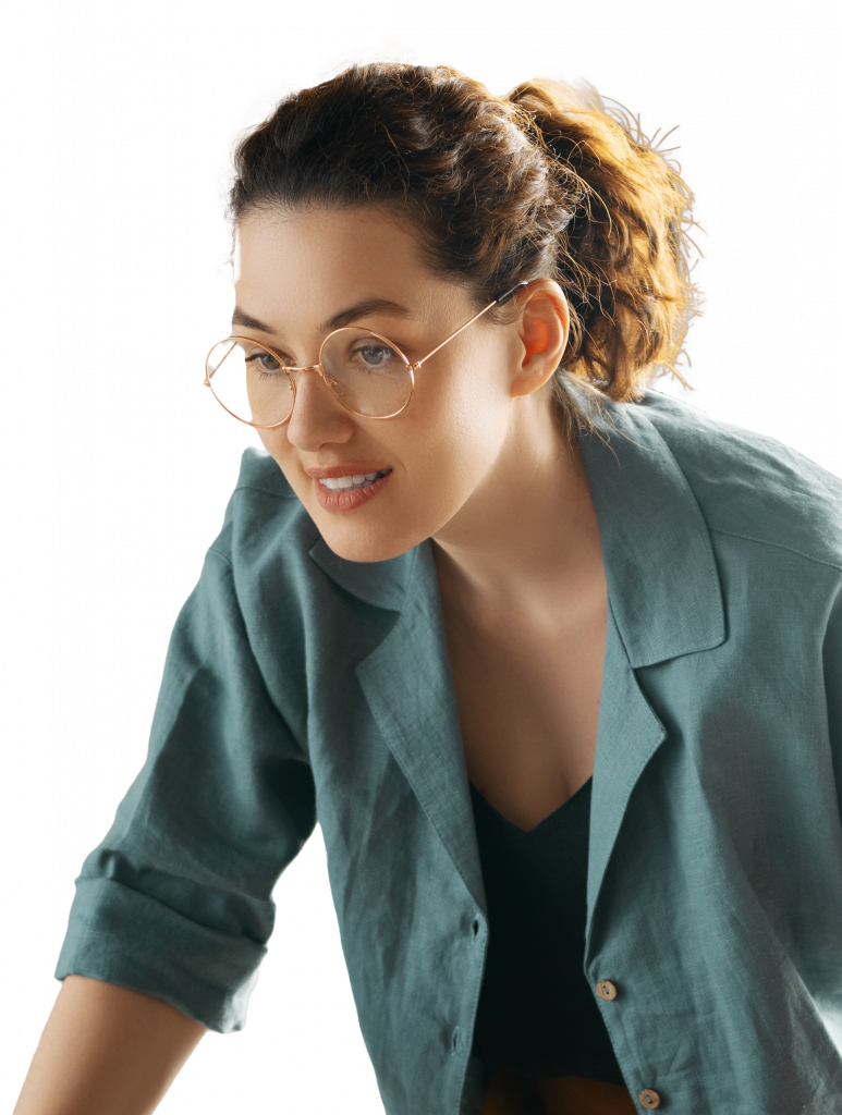 Assistante virtuelle spécialisée en comptabilité , jeune femme brune les cheveux attachés en arrière, elle porte un tee-shirt noir et une chemise verte et semble être avancée en train d'étudier un dossier