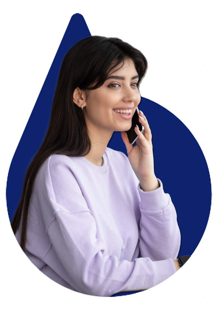 jeune femme, une assistante en ligne, brune en train de parler au téléphone, elle se trouve dans une sorte de bulle en forme d'apostrophe bleue foncée