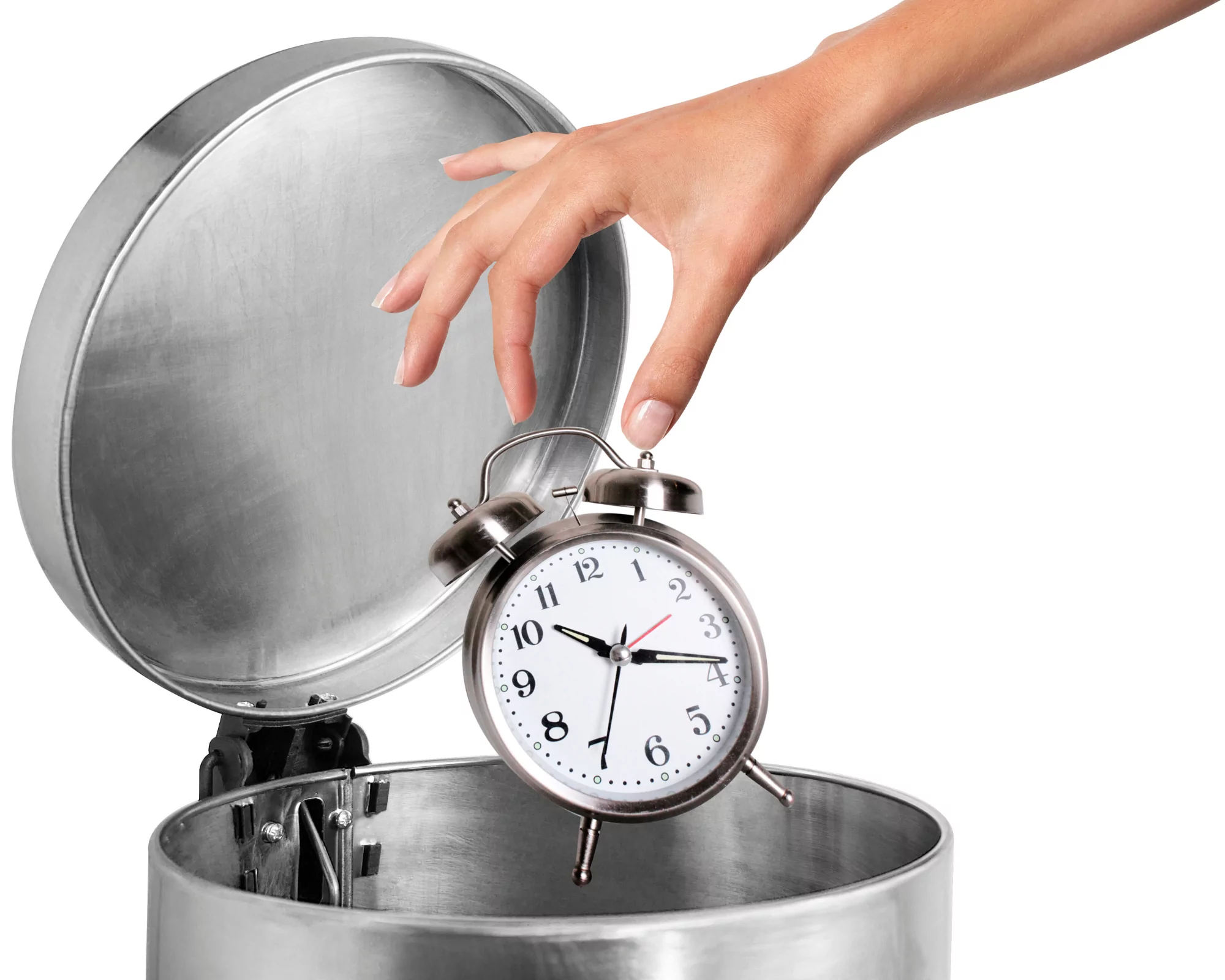 perdre du temps , imagé par une horloge jetée à la poubelle