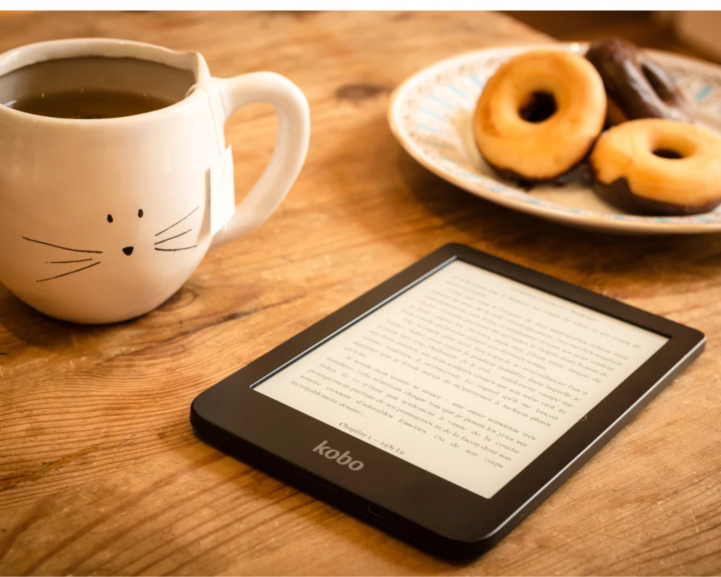 pause au travail pour gagner du temps et d ela concentration, une tasse , une liseue et des gâteaux