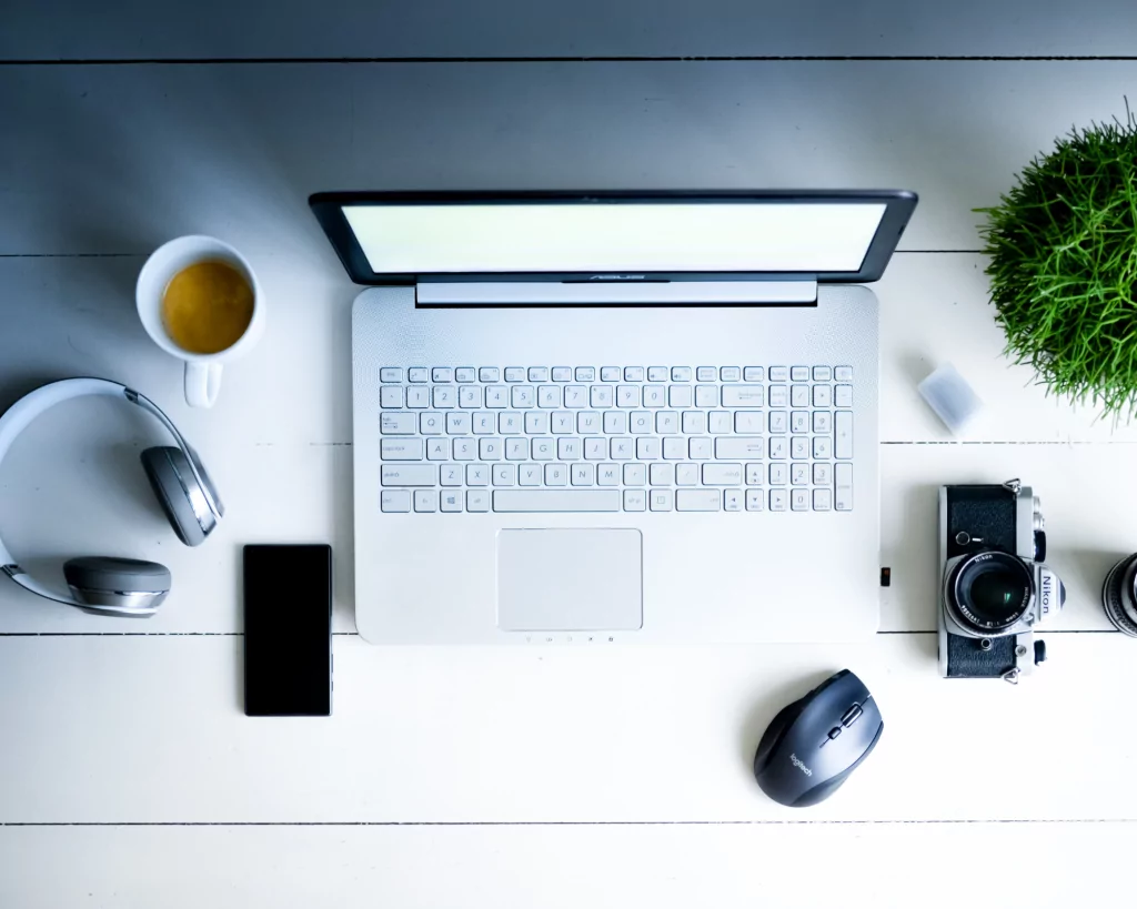 un bureau bien ordonné, vu de dessus