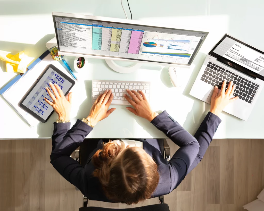 multitasking, faire plusieurs choses à la fois, une personne a 4 bras et main et pianote sur plusieurs ordinateurs en même temps, pour gagner du temps