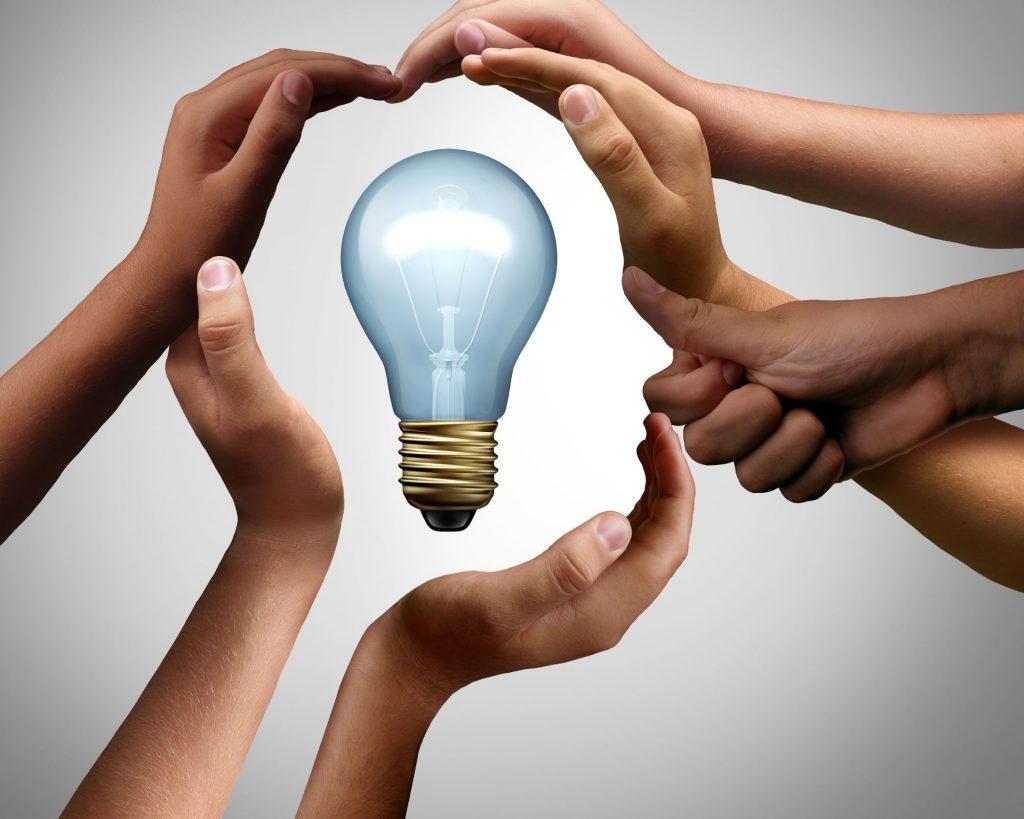 outils pour gagner du temps quand on est entrepreneur , des mains forment ensemble une tête au milieu de laquelle se trouve une ampoule