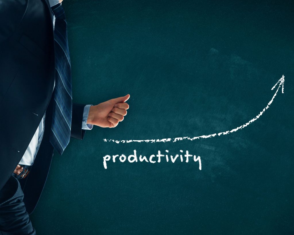 outils pour gagner du temps quand on est entrepreneur , un entrepreneur se tient près d'une courbe montant, celle de la productivité